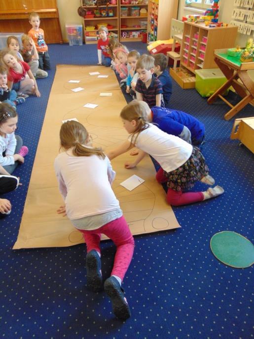 Zamiast pułapek miały na polach rozłożone koperty, w których były pytania.