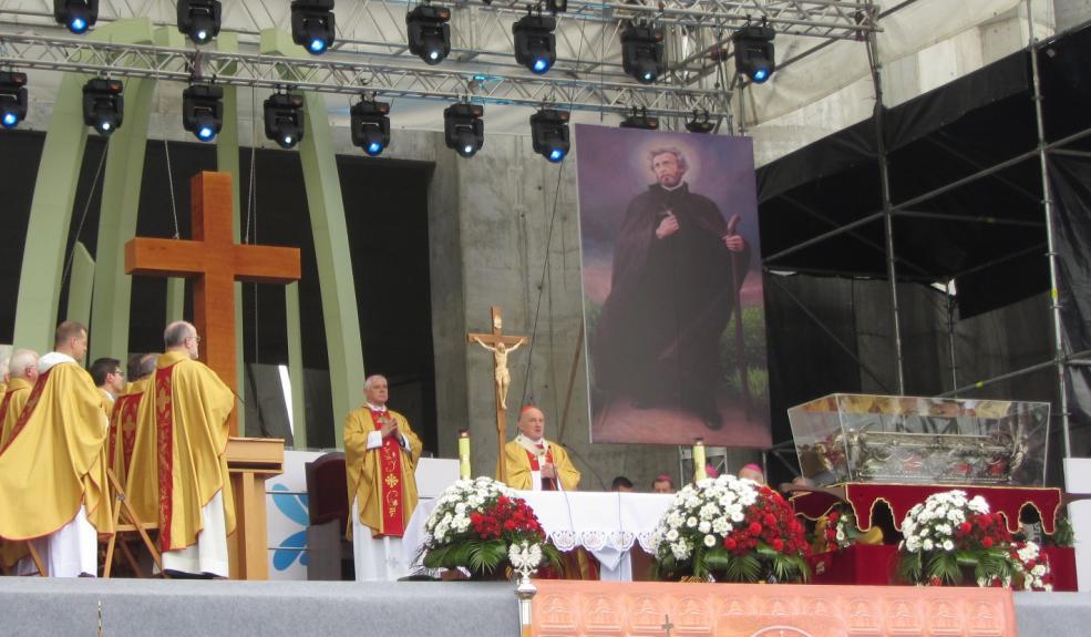 W procesji idącej z Placu Piłsudskiego do Świątyni Opatrzności Bożej,