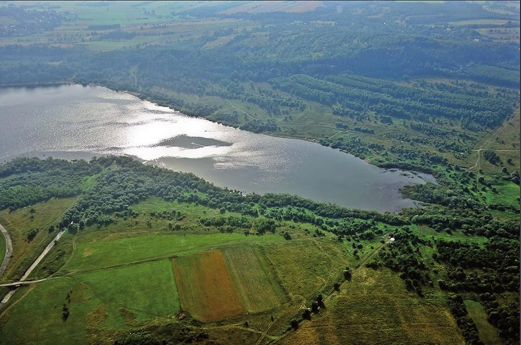 182 M. Pietkiewicz, H. Sztwiertnia, A. Wasińska, P. Grochowski, K. Grzesiak, S. Rusiecki, P. Wasiak Fot. 1. Zdjęcie lotnicze części dopływowej zbiornika Bukówka z roku 2013.