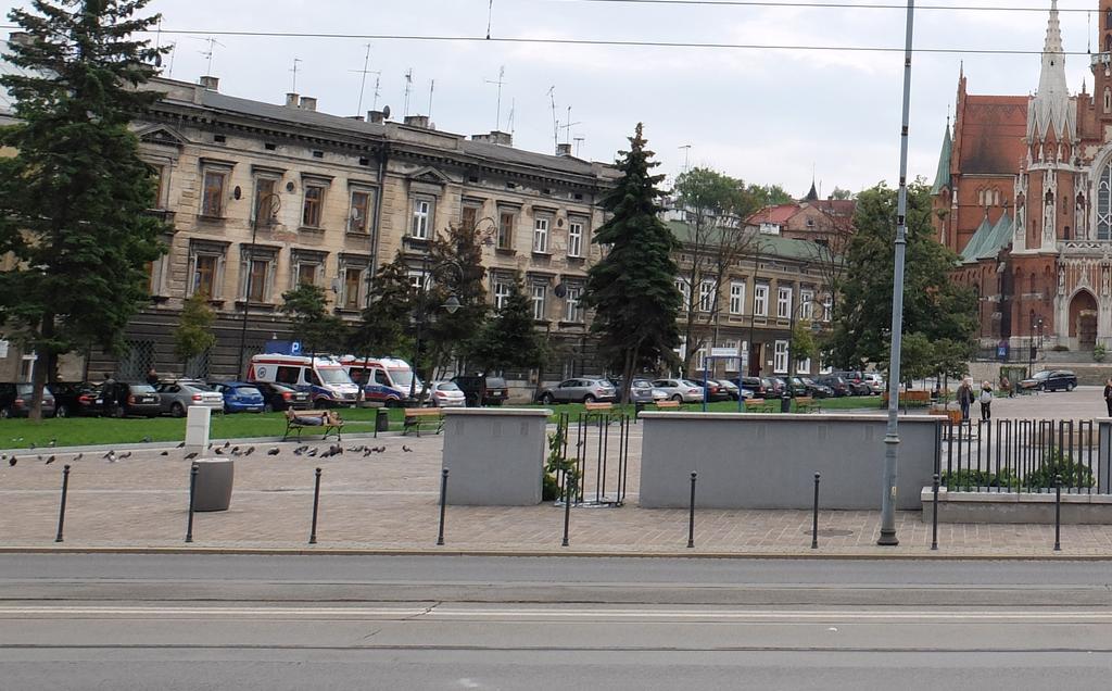 22 Kraków: System Informacji Miejskiej Tablica informacyjna wolnostojąca (totem) przykłady Rynek Podgórski Podgórze Market Square podgórze 10 min. Kościół św.