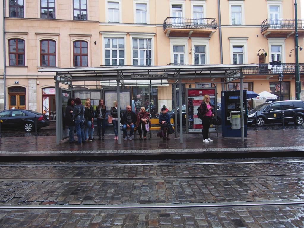 27 Kraków: System Informacji Miejskiej Przystanki tramwajowe i autobusowe Korona (Rynek Podgórski)