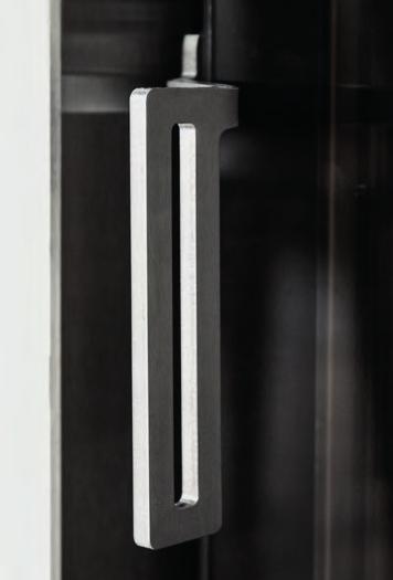 Design drzwiczek Rączka kominka dostępna jest w wersji czarnej lub nierdzewnej, klasycznej sprężynowej lub prostej i wąskiej.