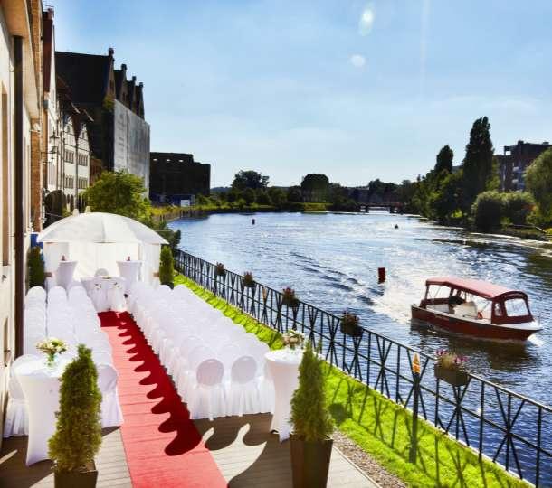 ZAŚLUBINY Hotelowy taras nad brzegiem Motławy może posłużyć do zaślubin z malowniczą scenerią w tle.