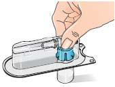 3 - Oczyścić górną powierzchnię fiolki wacikiem nasączonym alkoholem, przesuwając wacik tylko w jednym kierunku.