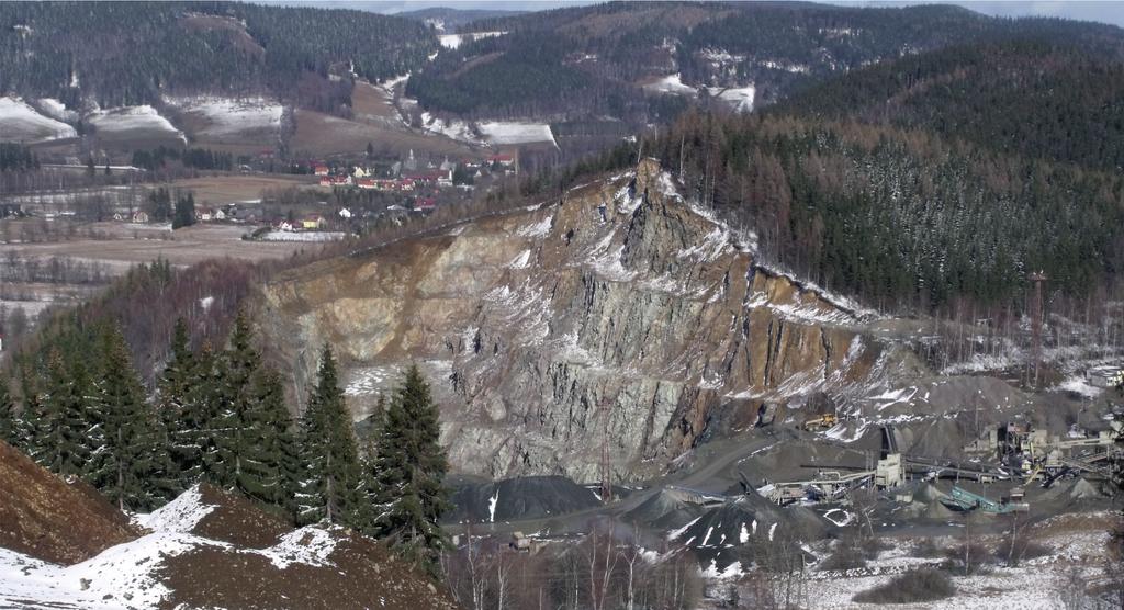 Fot. 2. Wyrobisko kopalni Ogorzelce Fot. 2. Ogorzelec open pit W masywie strzelińskim udokumentowane są dwa złoża gnejsu: Mikoszów oraz Strzelin. Zasoby geologiczne tych złóż wynoszą łącznie 29 034.