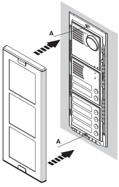 ZAKŁADANIE ETYKIET Z NAZWISKAMI 9. Zamontuj front modułu 10. Przykręć na śruby patentowe front panelu wywołania. 1.6 ZAKŁADANIE ETYKIET Z NAZWISKAMI Etykiety na nazwiska są podwójne.