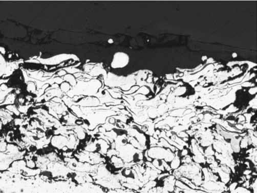 Rys. 4. mikrostruktura powłoki natryskiwanej mieszaniną zawierającą 40% mas. UTP Exobond 2005, 120x Fig. 4. microstructure of coating sprayed with the mixture containing 40 wt.