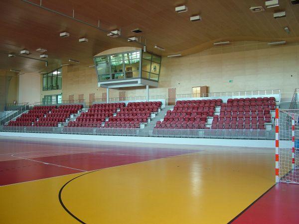 POMIESZCZENIA sala główna (1204,46m²) łączy w sobie boisko do piłki nożnej halowej, koszykowej, siatkowej oraz ręcznej, które w razie potrzeby można podzielić na trzy segmenty oddzielając je kotarami