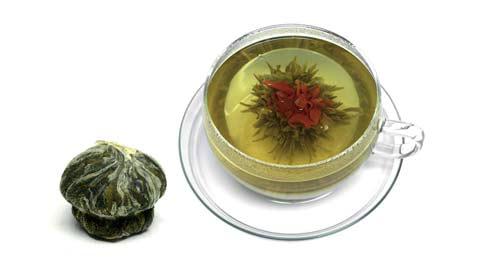 zwijane na kształt truskawek i dekorowane kwiatkiem amarantusa. W czasie parzenia Srebrna Truskawka efektownie otwiera się oddając esencję świeżego jaśminu.