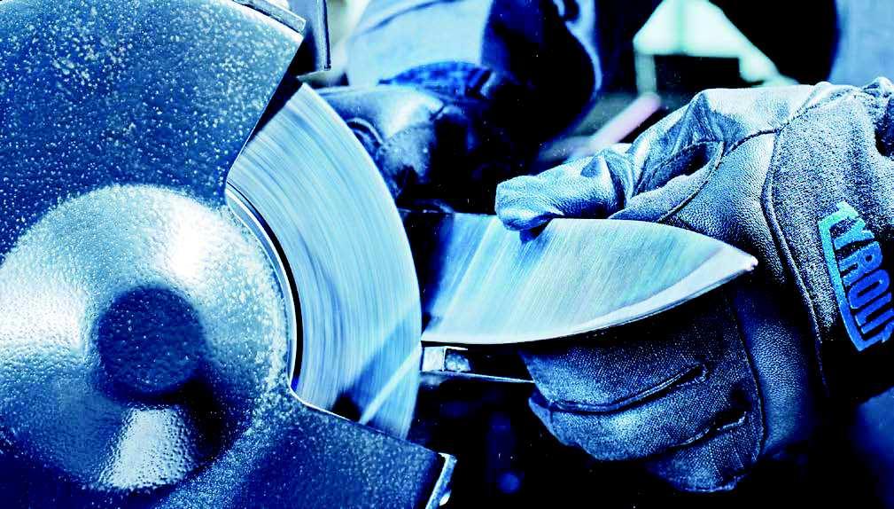 Materiały ścierne nasypowe Nasadzane koła z włókniny sprasowanej firmy TYROLIT są stosowane w maszynach stacjonarnych, takich jak szlifierki stołowe, służących do ogólnych prac szlifierskich,