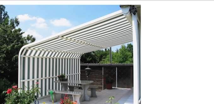 ARCADA-PLUS Pergola zwijana 500x400 cm ze sprężynami gazowymi Pergola do równoczesnego zacienienia części górnej i frontowej tarasu. Prowadnice boczne gięte pod dowolnym kątem w zakresie 0-90 stopni.