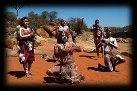 Tradycje Tradycje Tradycje australijskie oparte są na tradycjach rdzennych mieszkańców Australii, którzy pojawili się na jej terenach około 40 tysięcy lat temu, przed przybyciem Europejczyków.
