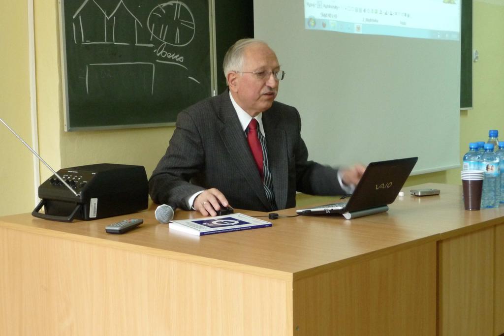 profesor Kolegium Karkonoskiego w Jeleniej Górze i Uniwersytetu Adama Mickiewicza w