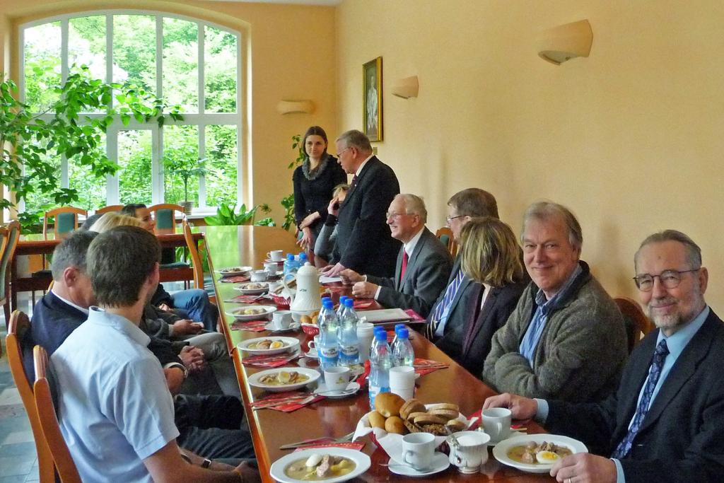 W czasie obiadu profesor Lanigan wręczył uroczyście przywiezione ze sobą z Waszyngtonu