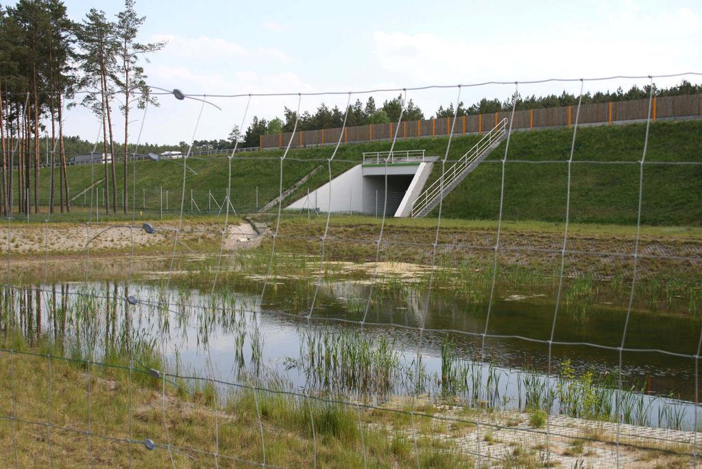 przejścia dla małych ssaków Fot. 13. Przejście dla średnich zwierząt k.