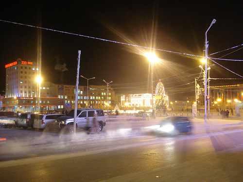 Plac Lenina w Jakucku, godzina 17 30, przy czterdziestostopniowym mrozie. Region jest bogaty w złoto i diamenty.