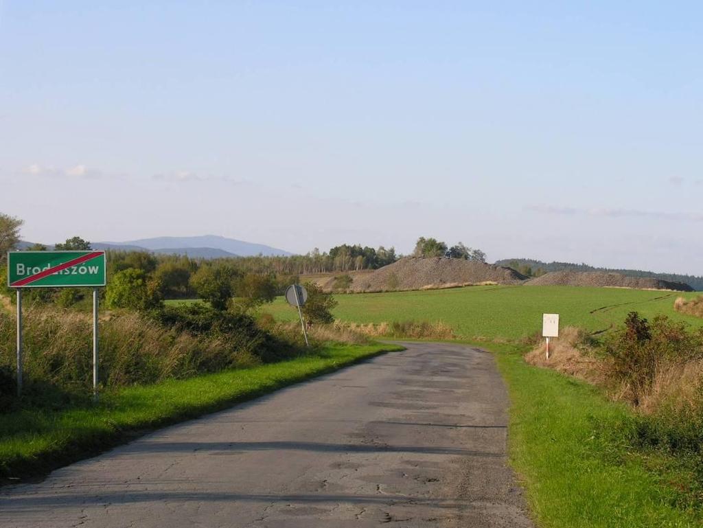 geostanowisko Infrastruktura turystyczna w okolicy geostanowiska Wykorzystanie i zastosowanie skały oraz związane z nią aspekty kulturowe i historyczne W odległości 0,5 km na S przebiega zielony