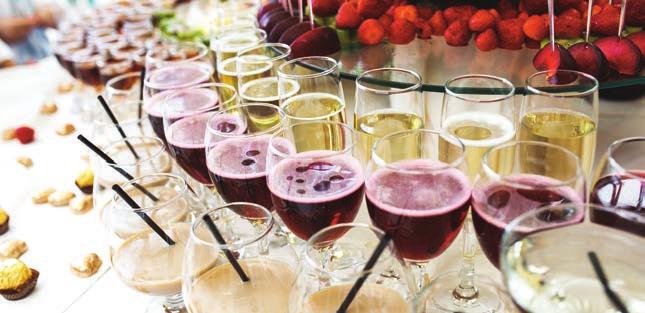 NAPOJE I ALKOHOLE NAPOJE ZIMNE Cena: 30 zł /os (netto) wino musujące Cava Picaire 0,2l woda mineralna z cytryną 1l napoje