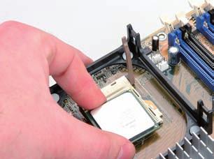 Montaż komputera PC. Ilustrowany przewodnik Po zamontowaniu procesora w podstawce musisz ją zamknąć.