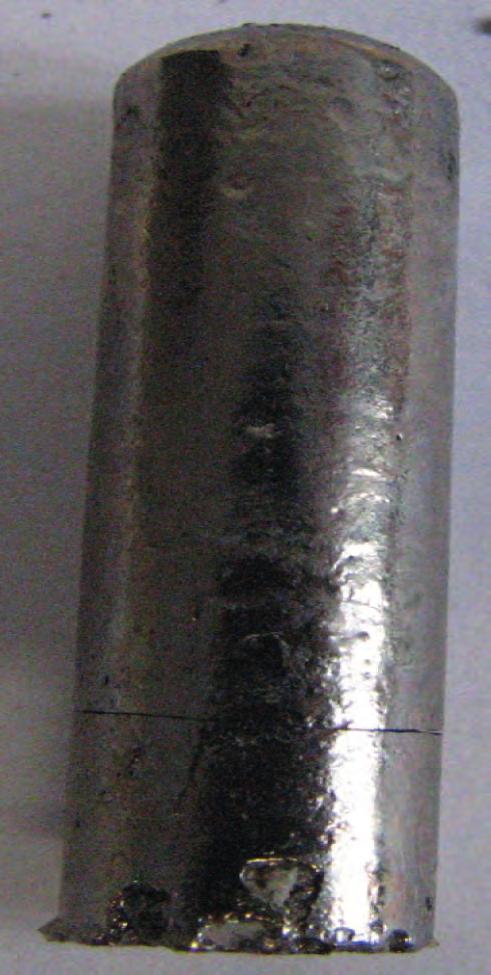 Prace IMŻ 1 (2012) Symulacja fizyczna w skali laboratoryjnej... 173 Rys. 4. Zdjęcie odlanego pręta o średnicy 10 mm ze stopu nr 2 Fig. 4. Bar of 10 mm diameter casted from master alloy No 2 350 g.