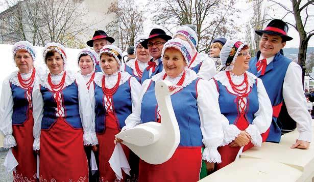 14 Ludzie nr 16, grudzień 2009 Gmina Włocławek na festynie w ogrodzie Urzędu Marszałkowskiego Promowali potrawy z gęsi Panie z Koła Gospodyń Wiejskich z Kruszyna serwowały potrawy z gęsi i pyszne