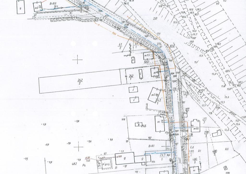 ZABUDOWA Budynek mieszkalny o powierzchni użytkowej 118,91 m2, wybudowany w pierwszej połowie XX wieku, wolnostojący, parterowy z poddaszem, częściowo podpiwniczony.