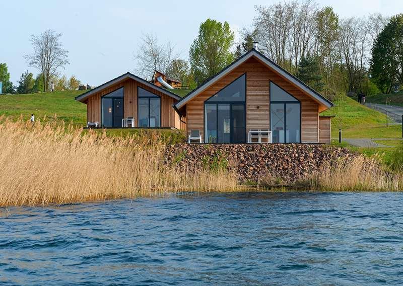 Wakacyjną wioskę stanowi hotel**** z restauracją Leśny Słoń (Waldelefant) oraz zespół drewnianych domków letniskowych, a także plaże, kąpielisko, obiekty sportowe i place zabaw, centrum fitness