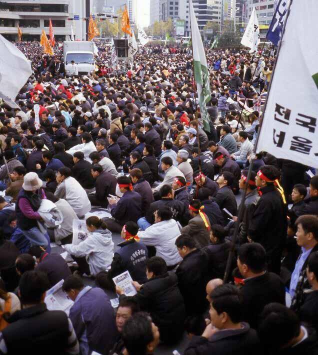 SOCIOLOGIE ÎN TAIWAN Efortul muncitoresc național, Coreea de Sud, 13 noiembrie 2003. Fotografie de Hwa-Jen Liu. 27 discursului public, au apărut competitori noi și puternici.