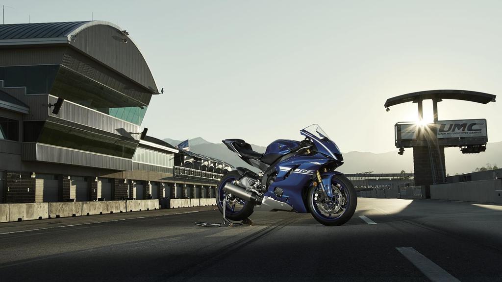 Aerodynamiczna linia i doskonałe prowadzenie Dzięki zaawansowanej technologii i aerodynamicznemu nadwoziu nowy model przenosi konstrukcję motocykla klasy supersport o pojemności 600 cm3 na wyższy