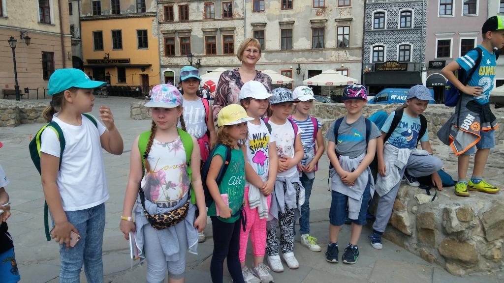 Miejsca oraz zadania. Plac po Farze a. Przejdź na Plac po Farze i wykonaj zadania: 1.Przeczytaj legendę na ruinach kościoła farnego. 2.Dlaczego Leszek Czarny ściął dąb? Co z niego wykonał?