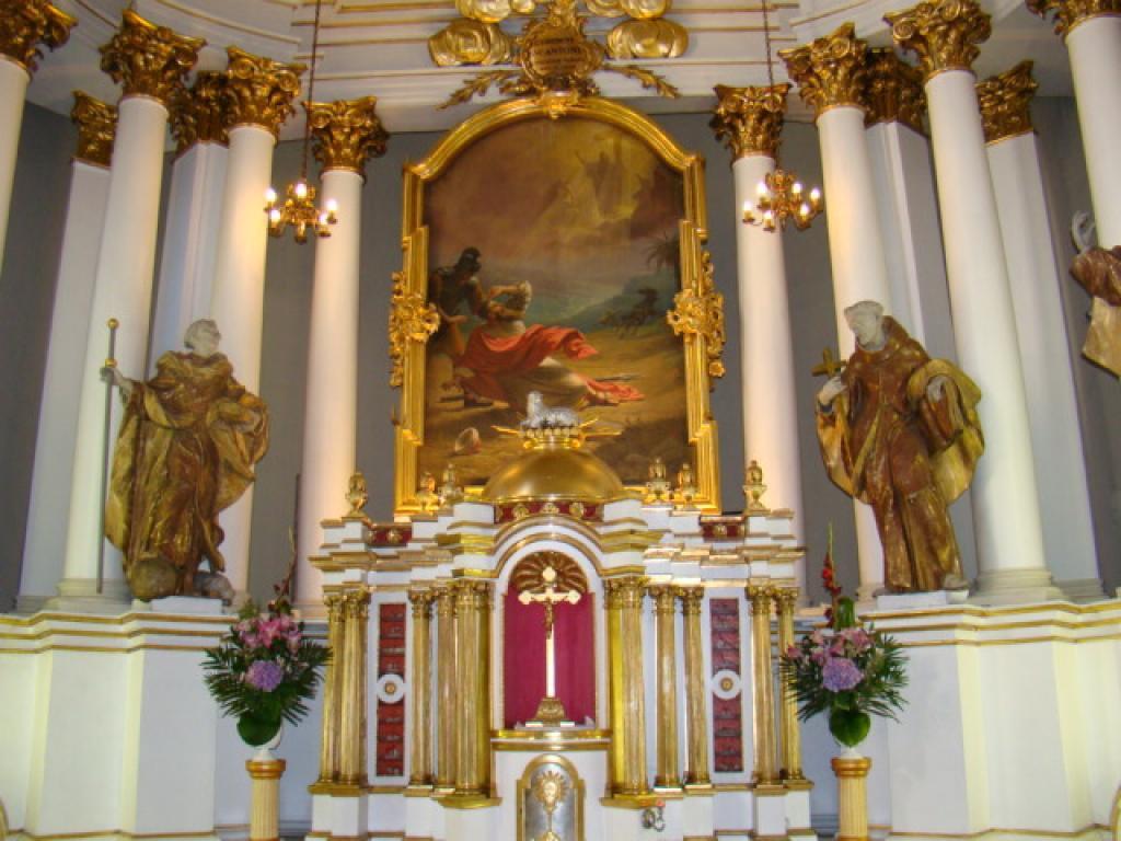 W centrum ołtarza głównego znajduje się obraz namalowany przez Stefana Barwickiego pod koniec XIX wieku.