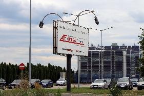 Billboardy występują na terenie oraz wokół lotniska