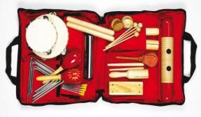 Zestaw 19 instrumentów i 4 pałeczki - schowany w poręcznej zamykanej torbie, którą po otwarciu można zawiesić.