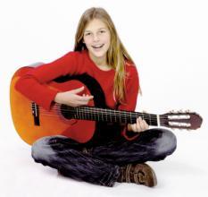 Z uwagi na swoje wymiary gitara ta jest odpowiednia zwłaszcza dla dzieci rozpoczynających naukę.