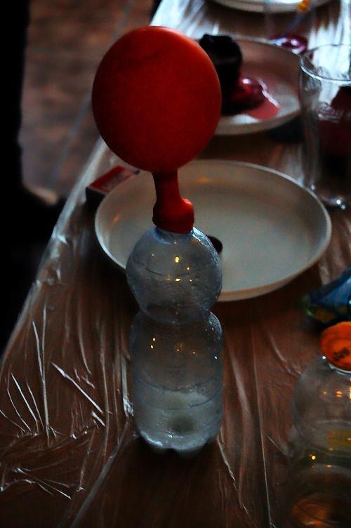 Samonadmuchujący się balonik Do małej przezroczystej butelki wlewamy trochę octu, a następnie sody oczyszczonej. Nakładamy balonik na szyjkę butelki. Obserwujemy jak balonik się nadmuchuje.
