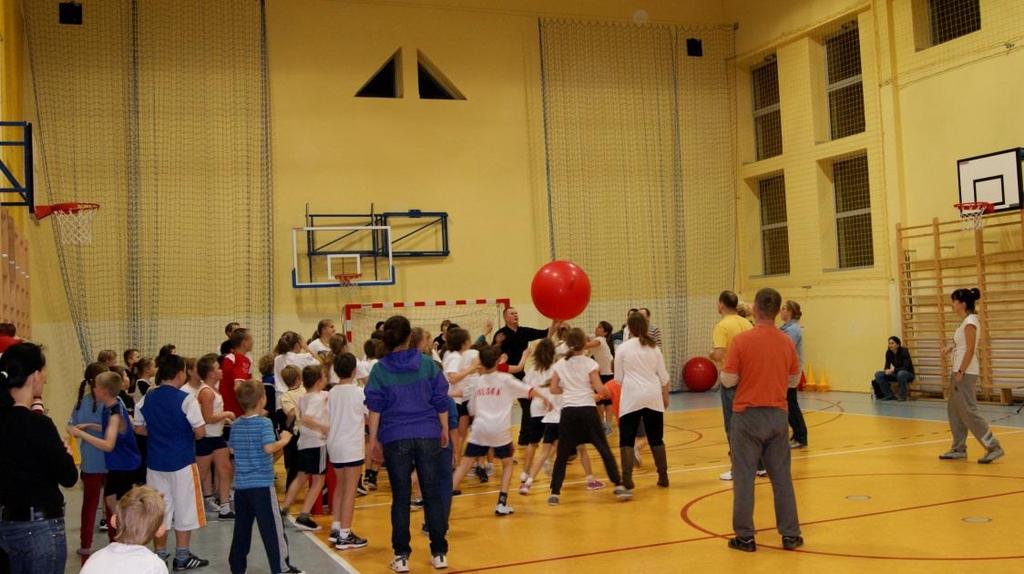 Organizacja wycieczek szkolnych, zielonej szkoły 9. Udział uczniów w różnorodnych zawodach sportowych na różnych szczeblach. 10.