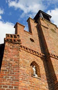 Dzwon z połowy XVIII w. jest dziełem ludwisarzy gdańskich. Obok cmentarz z początku XIX w. Brudzewo (gm. Strzałkowo) Pierwszy kościół powstał tu ok. 1400 r., obecny drewniany św.