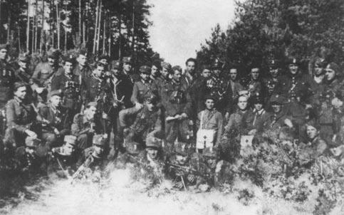Fot. AIPN Połączone oddziały Zapory, Lisa i Olka We wrześniu 1945 r. Zapora z dziesięcioma swymi podkomendnymi rozpoczął prawdziwy rajd partyzancki.