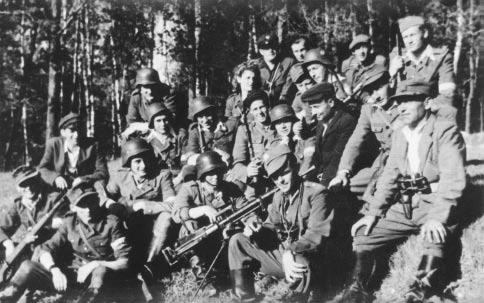 Fot. AIPN Oddział partyzancki AK por. Hieronima Dekutowskiego Zapory. W pierwszym rzędzie od prawej siedzą por. Stanisław Wnuk Opal (zastępca dowódcy) i Zapora, lato 1944 r.