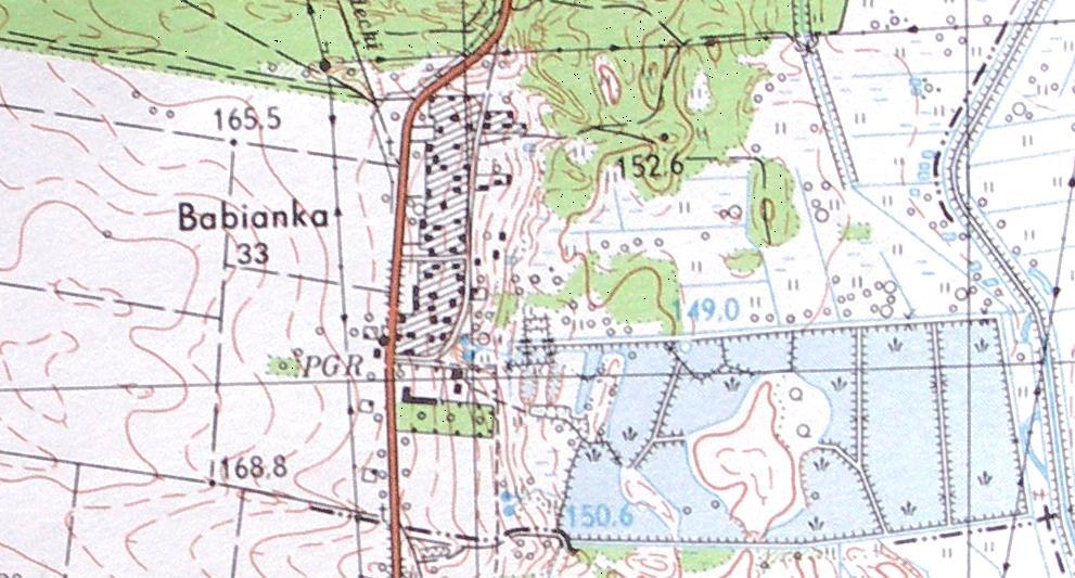 Ryc. 67. Zespół folwarczny w Babiance. (Kolorem czerwonym oznaczono lokalizację zabudowań folwarcznych, stan w 1986 roku., nr mapy 132.21).