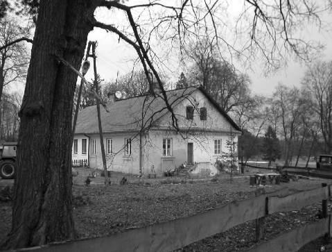 Rządcówka wzniesiona została z kamienia wapiennego i cegły ceramicznej z użyciem zaprawy wapiennej, ściany wewnętrzne i zewnętrzne budynku są obustronnie tynkowane.