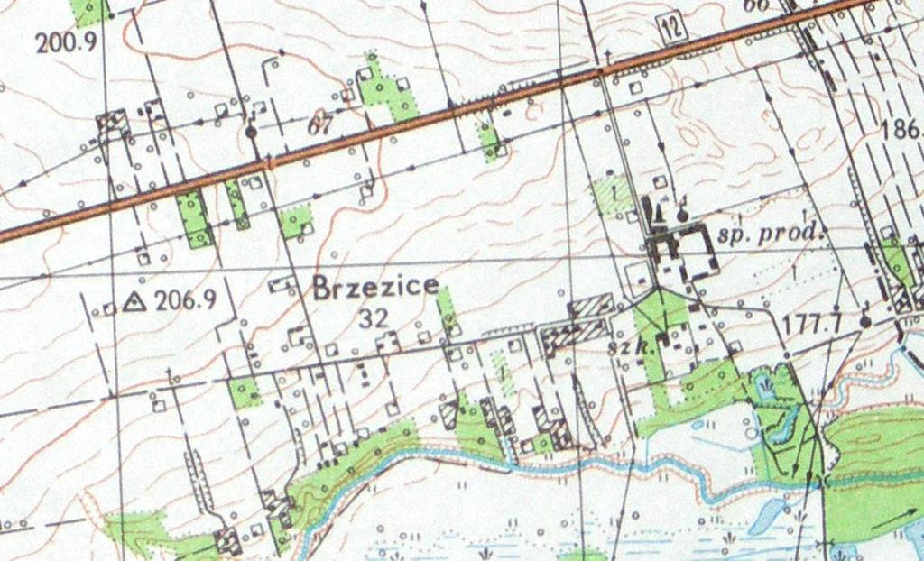 Ryc. 85. Zespół folwarczny w Brzezicach. (Kolorem czerwonym oznaczono lokalizację zabudowań folwarcznych, stan w 1977 roku, nr mapy 136.34). Zabudowania majątku zgrupowane są w dwóch zespołach.