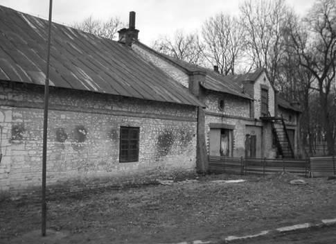 Ryc. 89. Brzezice, stajnia koni wierzchowych, widok elewacji południowej i wschodniej. Stan w 2003 roku. Fot. autor.