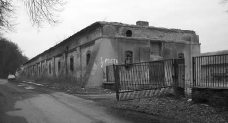 OBORA II (12) Obiekt stanowi zachodnie zamknięcie okołu. Budynek wykonany jest z cegły ceramicznej pełnej i kamienia wapiennego na zaprawie wapiennej.