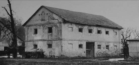 SPICHLERZ (8) Budynek zlokalizowany jest w południowej części dawnego folwarku, po wschodniej stronie wewnętrznej drogi dojazdowej.