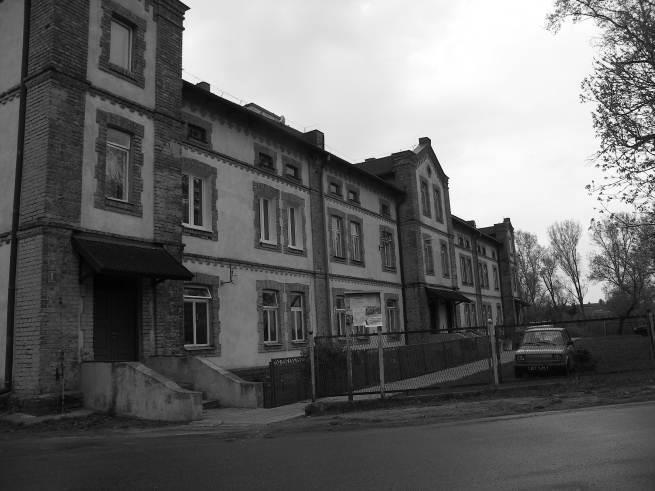 Ryc. 199. Milejów, budynek mieszkalny dla pracowników administracji cukrowni. Stan w 2005 roku. Fot. autor. 10. 8.