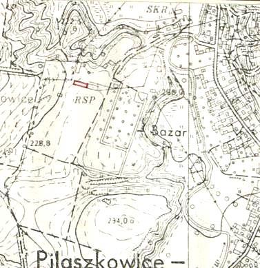 Ryc. 200. Zespół folwarczny w Pilaszkowicach. (Kolorem czerwonym oznaczono lokalizację zabudowań folwarcznych, stan w 1987 roku). Ryc. 201.