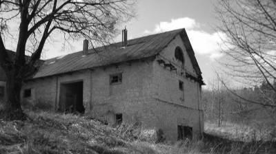 Ryc. 207. Pilaszkowice, widok na oborę od strony północno-wschodniej. Stan w 2003 roku. Fot. autor.