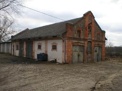 Ryc. 219. Podlodów, stajnia z wozownią. Stan w 2005 roku. Fot. autor. Ryc. 220. Podlodów, stajnia z wozownią. Stan w 1994 roku. Fot. M. Adrałojć.