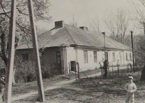 Ryc. 241. Stryjno, oficyna. Stan w 1988 roku. Fot. Z. Pastuszak. Budynek w latach powojennych został zaadaptowany na Pocztę.